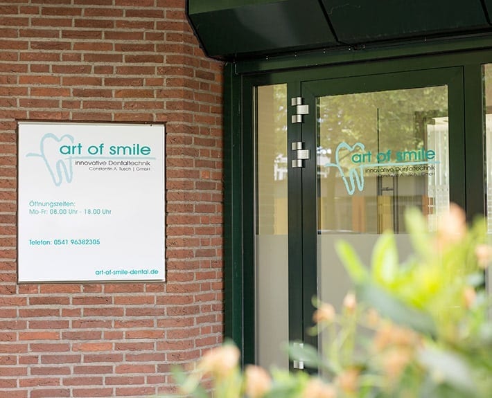 Werbetechnik Schaufensterbeklebung Türschild art of smile