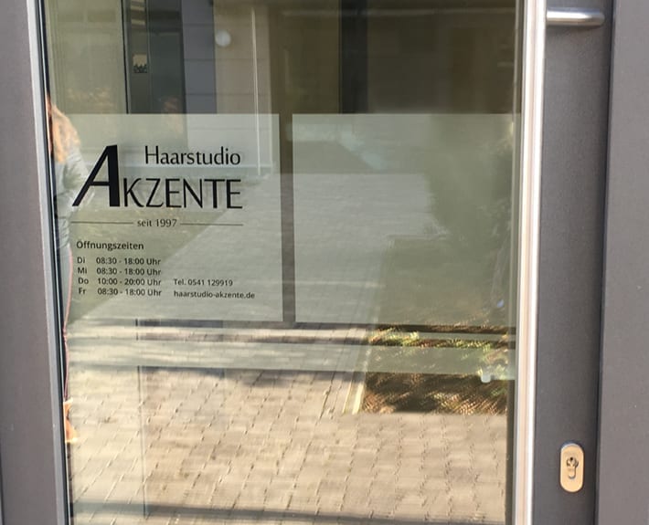Schaufensterbeklebung Haarstudio Akzente
