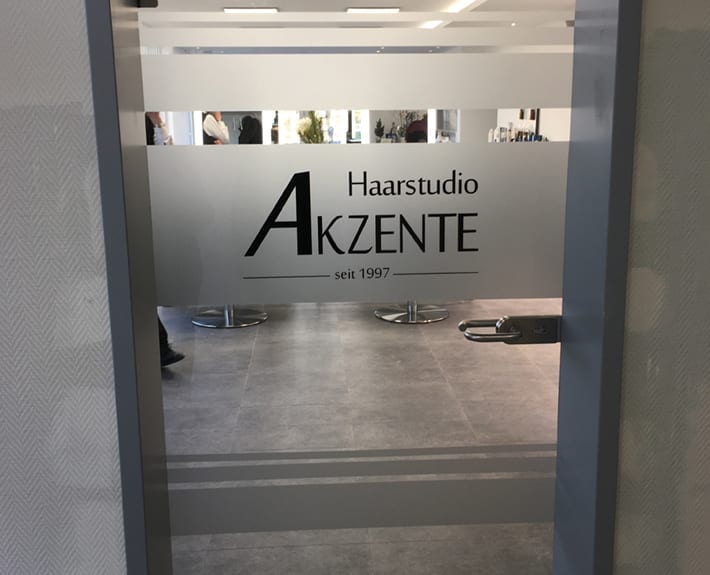 Schaufensterbeklebung Haarstudio Akzente