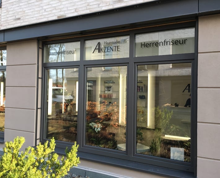 Schaufensterbeklebung Haarstudio Akzente