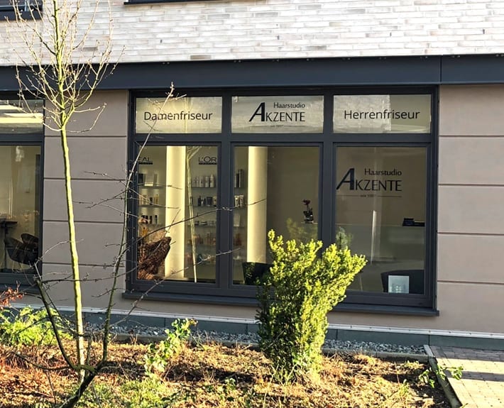 Schaufensterbeklebung Haarstudio Akzente