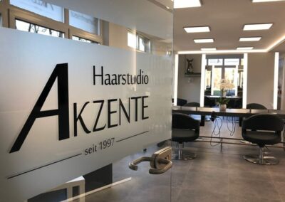 Schaufensterbeschriftung „Haarstudio Akzente“
