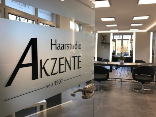 Schaufensterbeschriftung „Haarstudio Akzente“