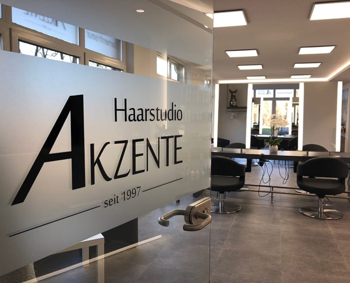 Schaufensterbeklebung Haarstudio Akzente